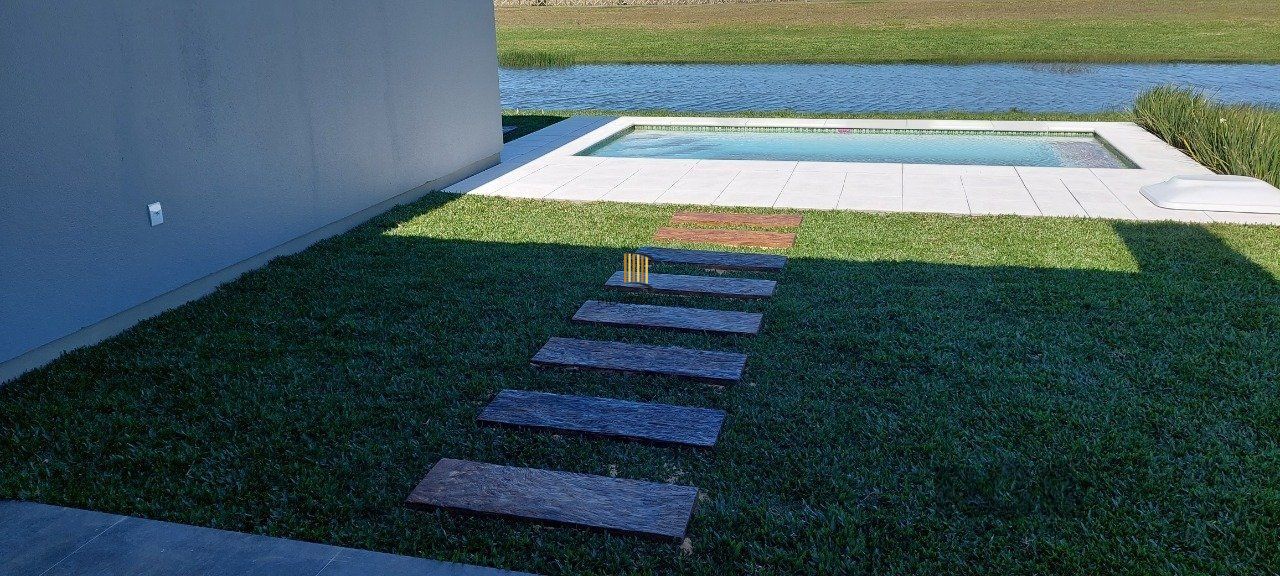 Casa em condomínio com 3 dormitórios, sendo todos suítes em Torres