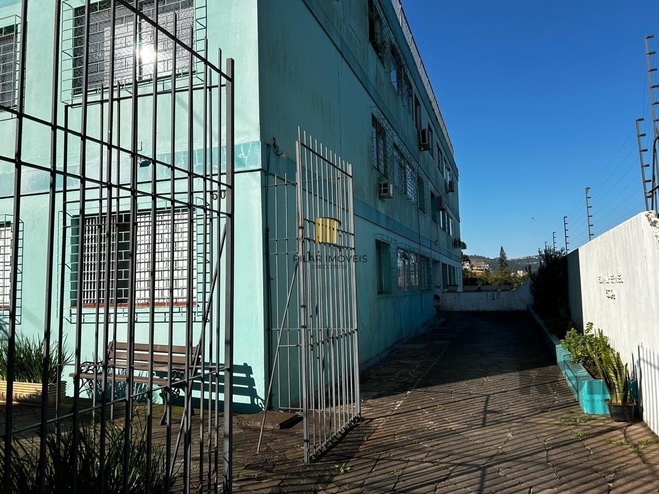 APARTAMENTO JK COM 1 QUARTO E GARAGEM COBERTA NO BAIRRO CAMAQUA PRÓXIMO À OTTO NIEMEYER