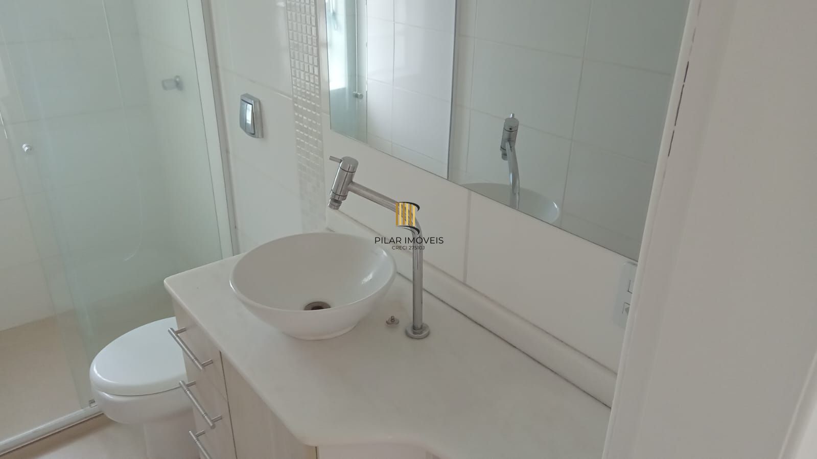 Apartamento de 2 dormitórios reformado com garagem escriturada fechada !