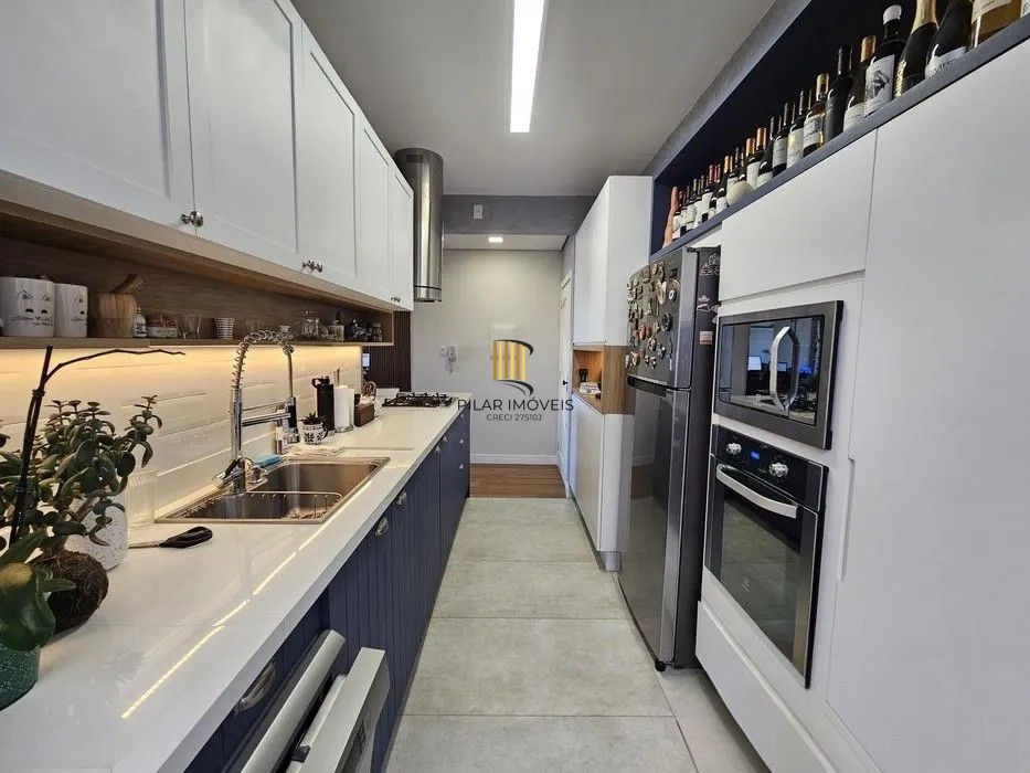 Apartamento de 02 quartos  semimobiliado no Bairro Petropólis