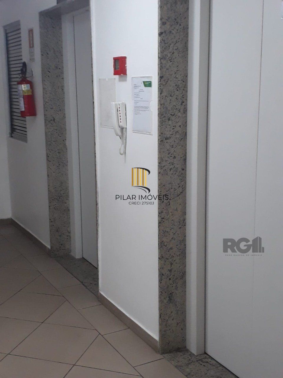 APARTAMENTO DE 2 DORMITÓRIOS E VAGA ESCRITURADA EM CONDOMÍNIO COM INFRA COMPLETA.