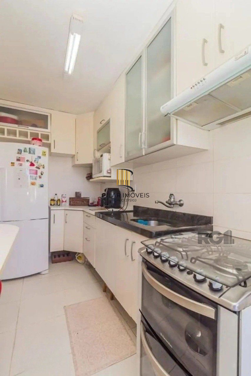 Apartamento com 02 quartos com 01 vaga de garagem coberta e escriturada.