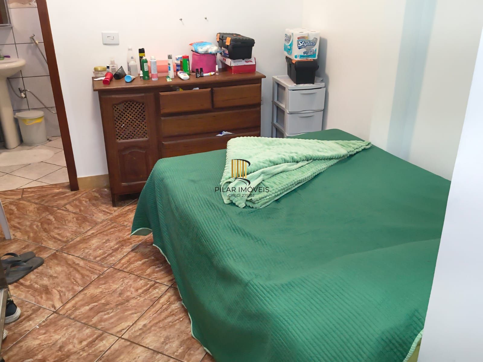 Casa com 2 vagas de garagem para carros pequenos