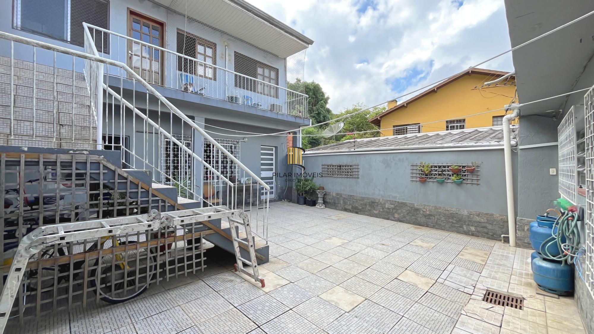 Casa de 156m², com 3 dormitórios, 1 suíte em terreno de 450m²; na Vila Nova