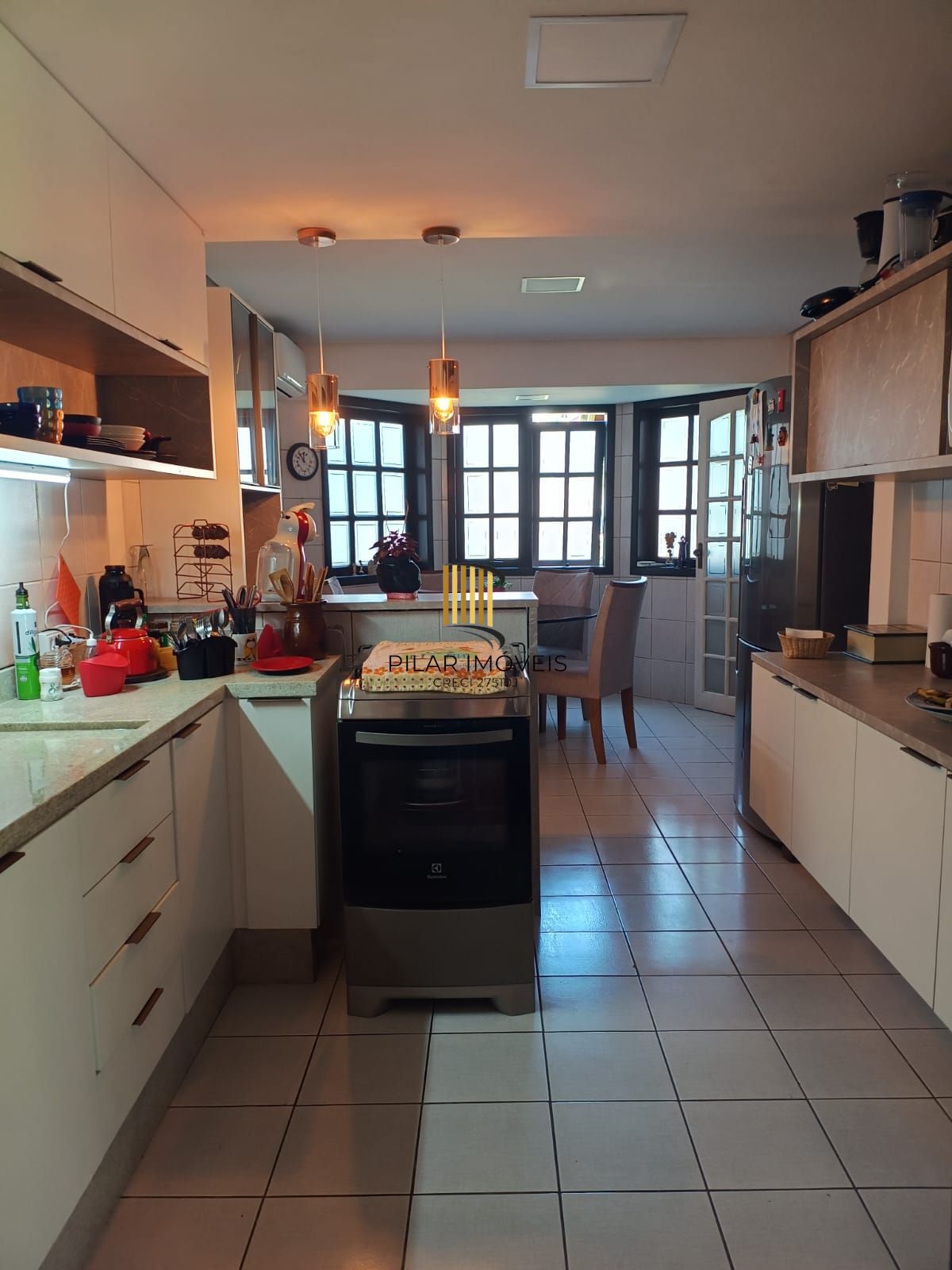 CASA COM PISCINA NA TRISTEZA - Pilar Imóveis