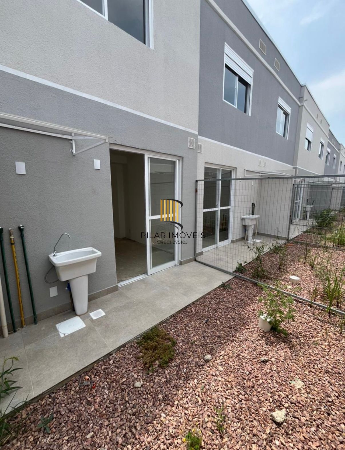 Casa em Condomínio com 02 quartos e 01 vaga no Bairro Campo Novo