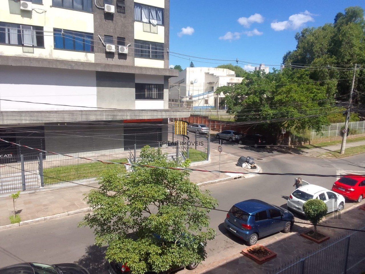 Apartamento de 2 dormitórios, sala, cozinha, banheiro, área de serviço com vaga de garagem escriturada e coberta