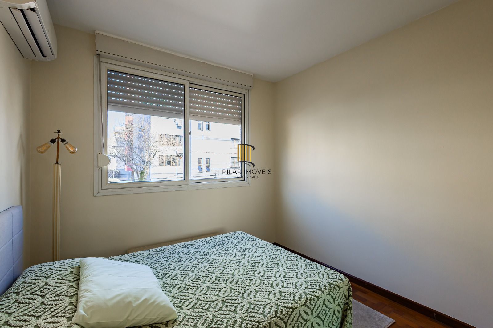 Apartamento a venda com dois dormitorios e vaga coberta no bairro Menino Deus.