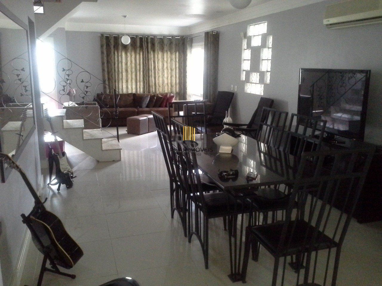 Casa para Venda - 272m², 3 dormitórios, sendo 1 suítes, 2 vagas - Hípica