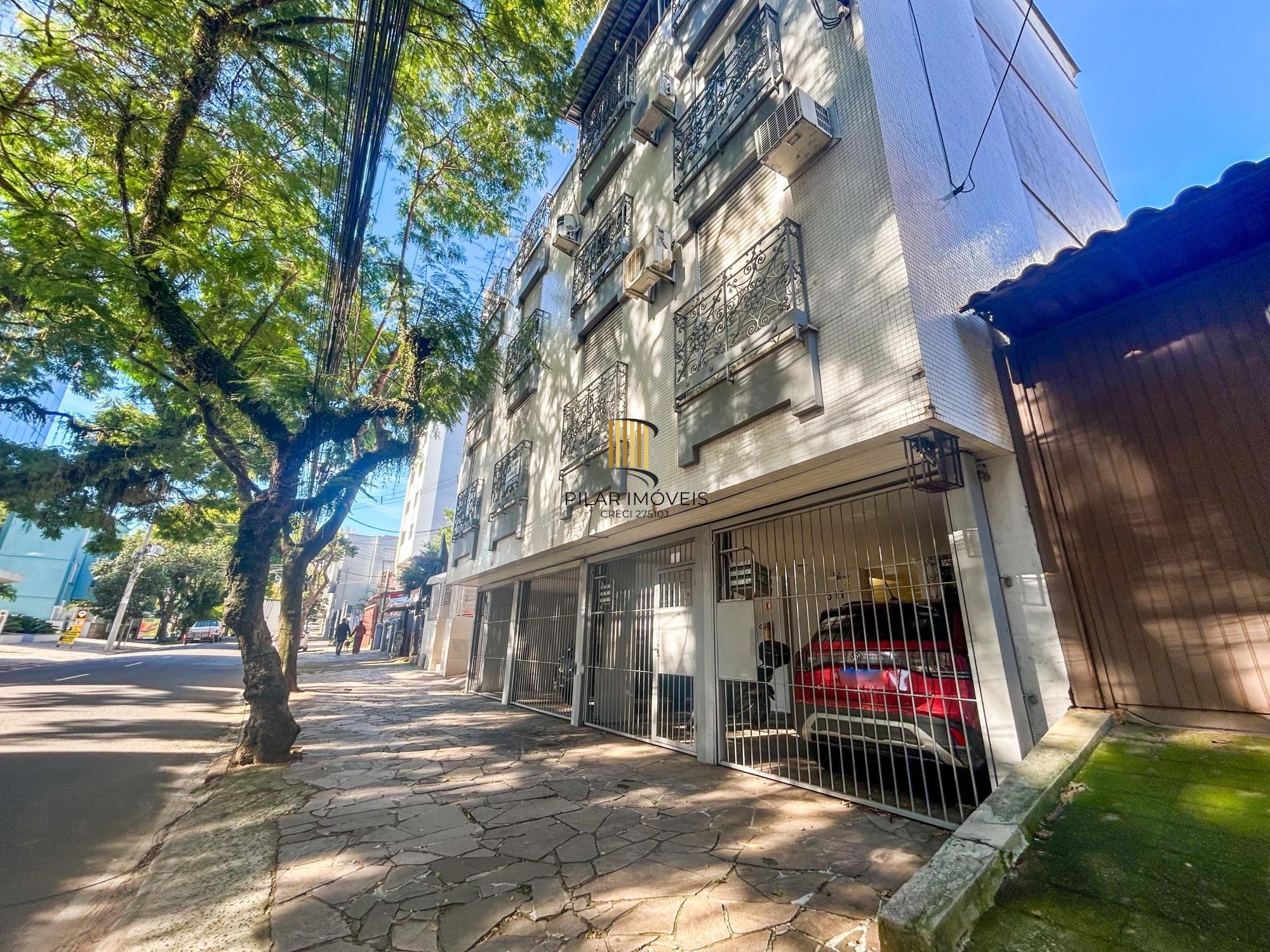 Apartamento de 1 dormitório, suíte ampla, semimobiliado, com pátio privativo no bairro Mont Serrat.