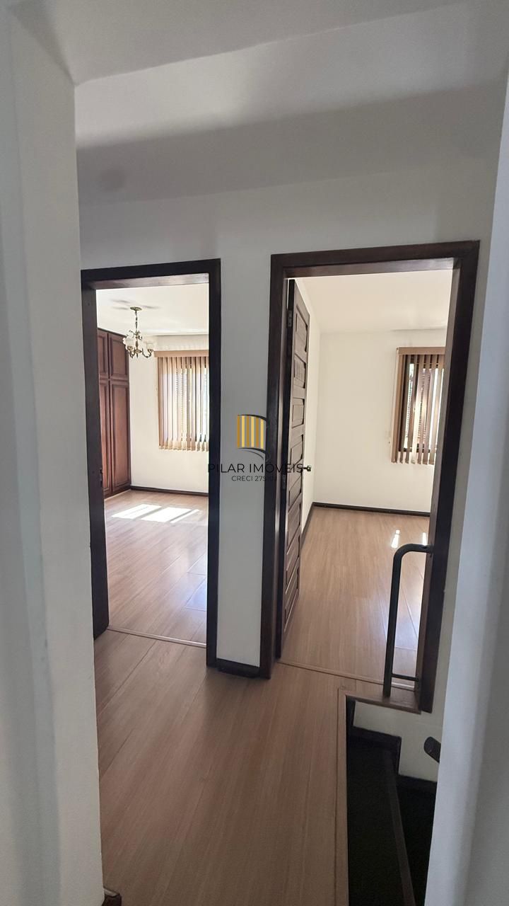 CASA 3 DORMITÓRIOS 4 BANHEIROS 4 VAGAS 1 SUÍTE, PÁTIO NO BAIRRO MEDIANEIRA PORTO ALEGRE/RS