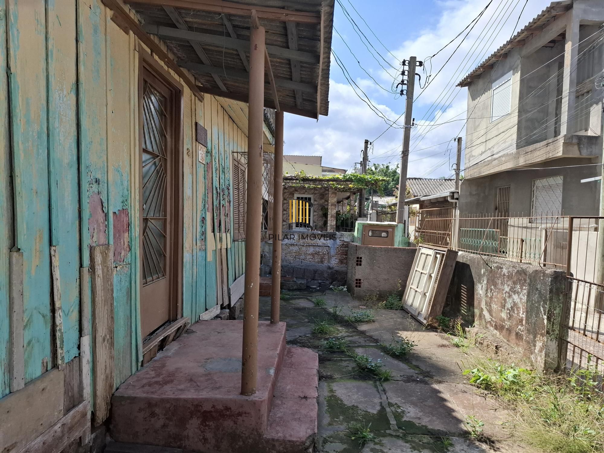 Vende Casa no Bairro Cavalhada em acesso a poucos metros da Avenida. Construídos 2 residências geminadas com 1 dormitório separado, sala e cozinha integrados casa uma, mais chalé antigo de madeira.