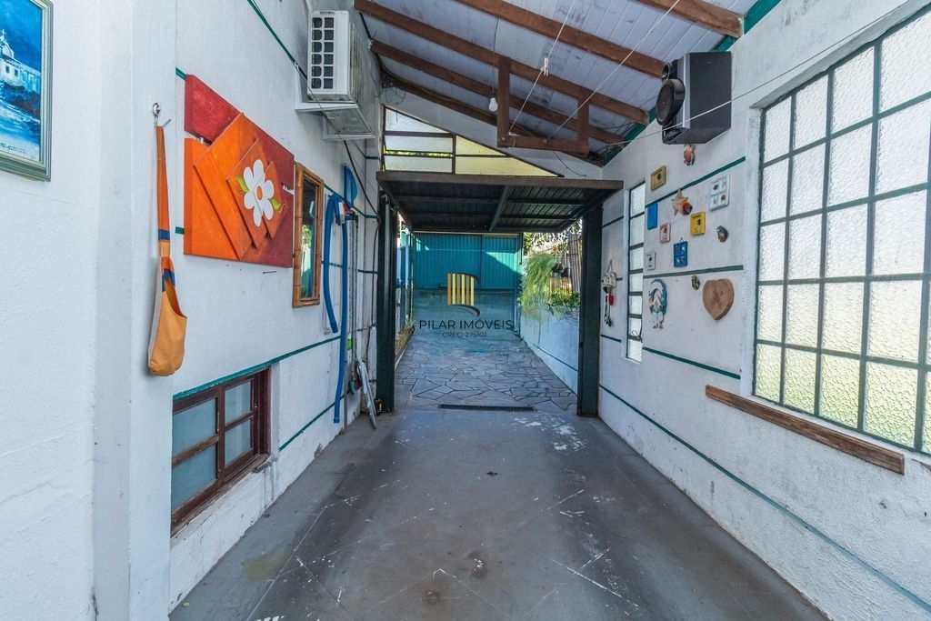 CASA 03 dormitórios, 2 suítes,  216m² privativos  com piscina no BAIRRO MEDIANEIRA