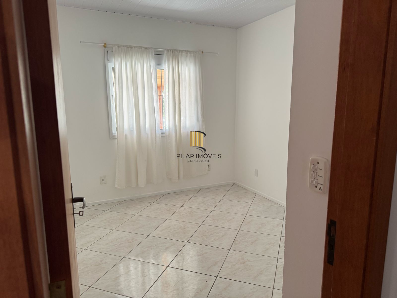 Casa com 02 quartos e 02 vagas no Bairro Hípica