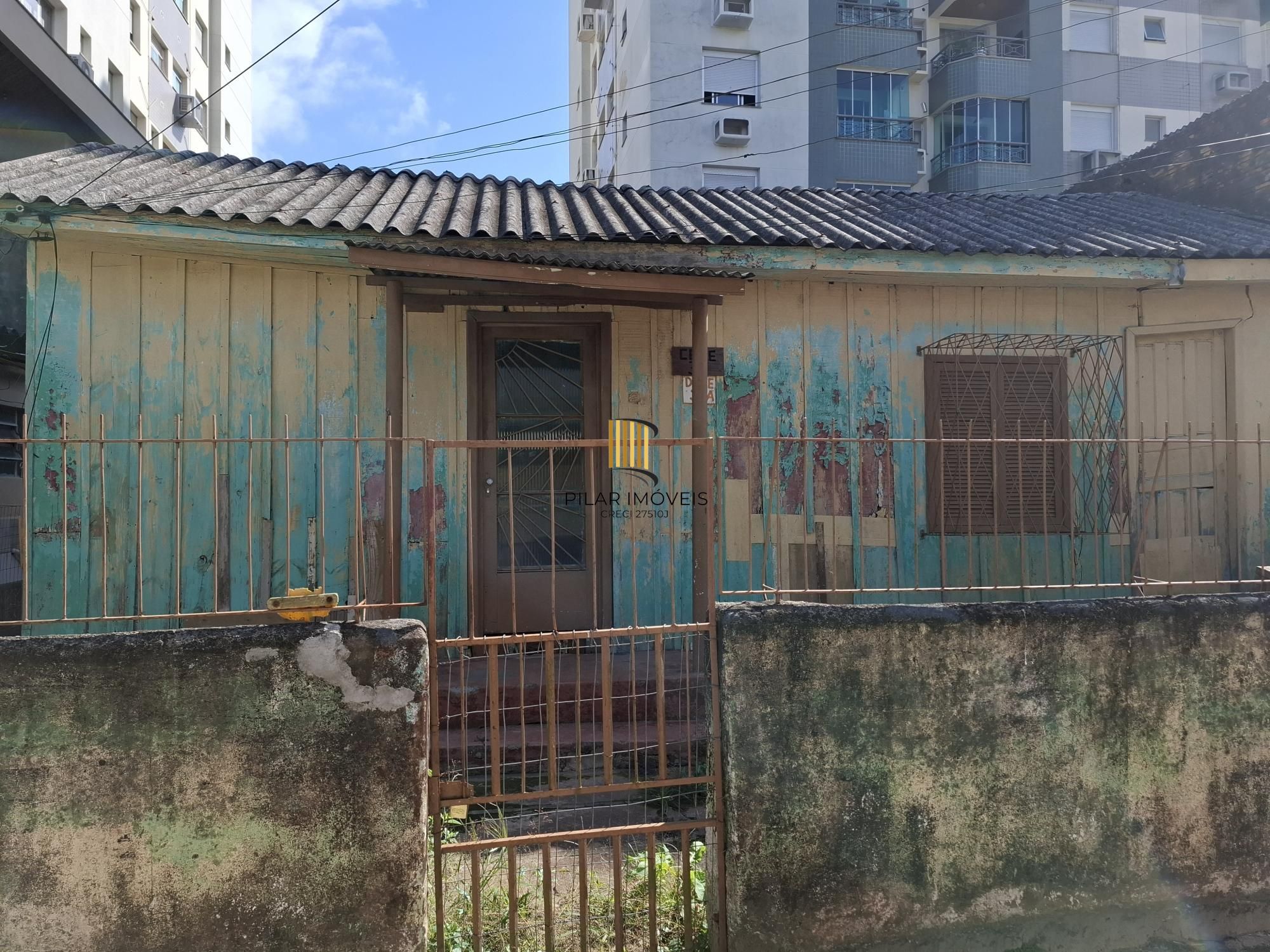 Vende Casa no Bairro Cavalhada em acesso a poucos metros da Avenida. Construídos 2 residências geminadas com 1 dormitório separado, sala e cozinha integrados casa uma, mais chalé antigo de madeira.