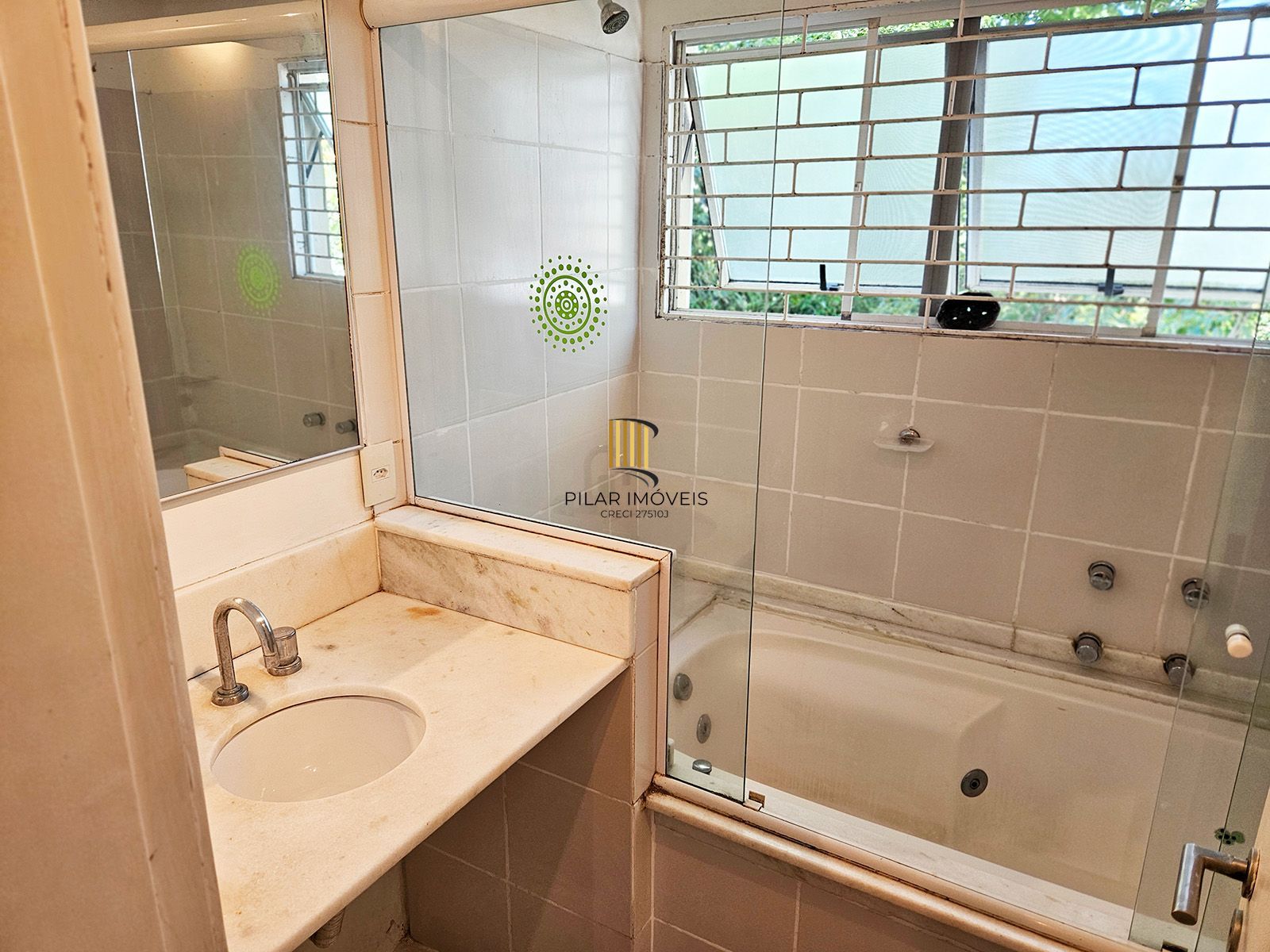 Casa com 4 quartos (02 suítes), 02 vagas cobertas no Bairro Ipanema