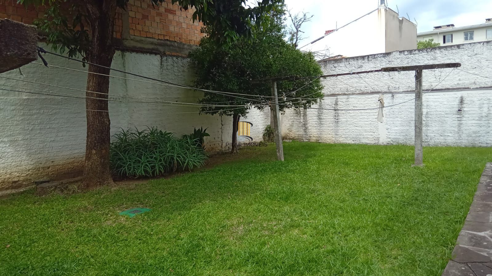 Apartamento de 2 dormitórios reformado com garagem escriturada fechada !
