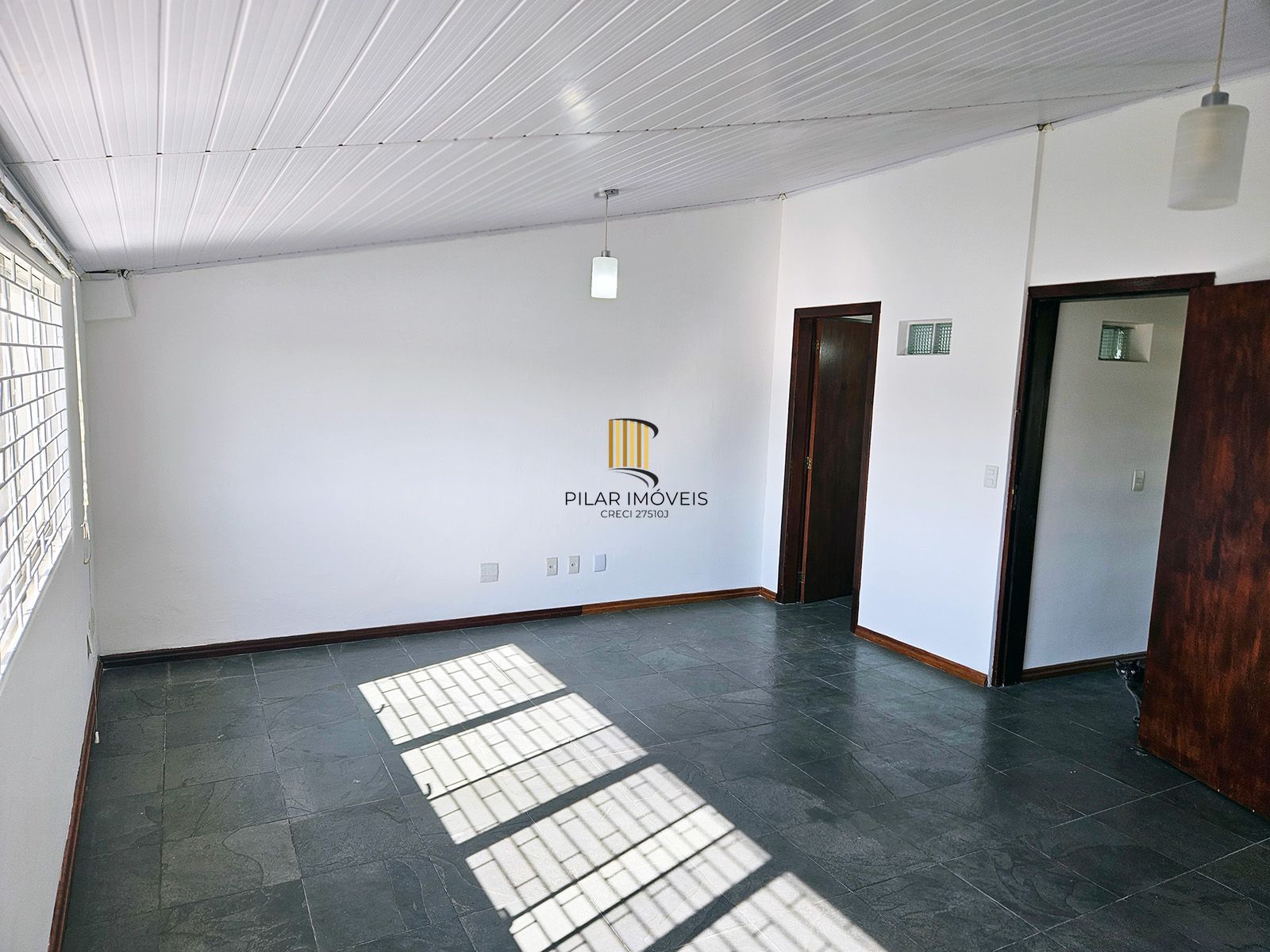 Casa com 4 quartos (02 suítes), 02 vagas cobertas no Bairro Ipanema