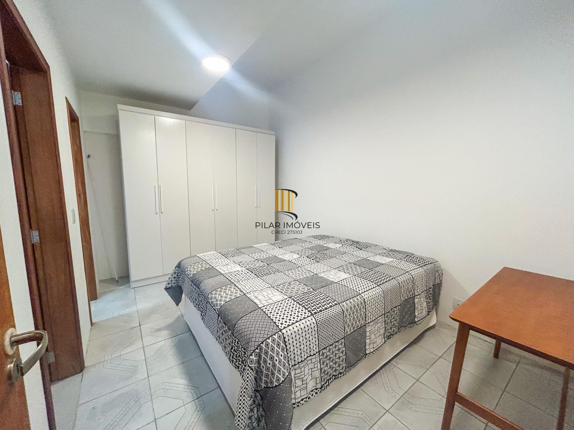 Apartamento de 1 dormitório, suíte ampla, semimobiliado, com pátio privativo no bairro Mont Serrat.