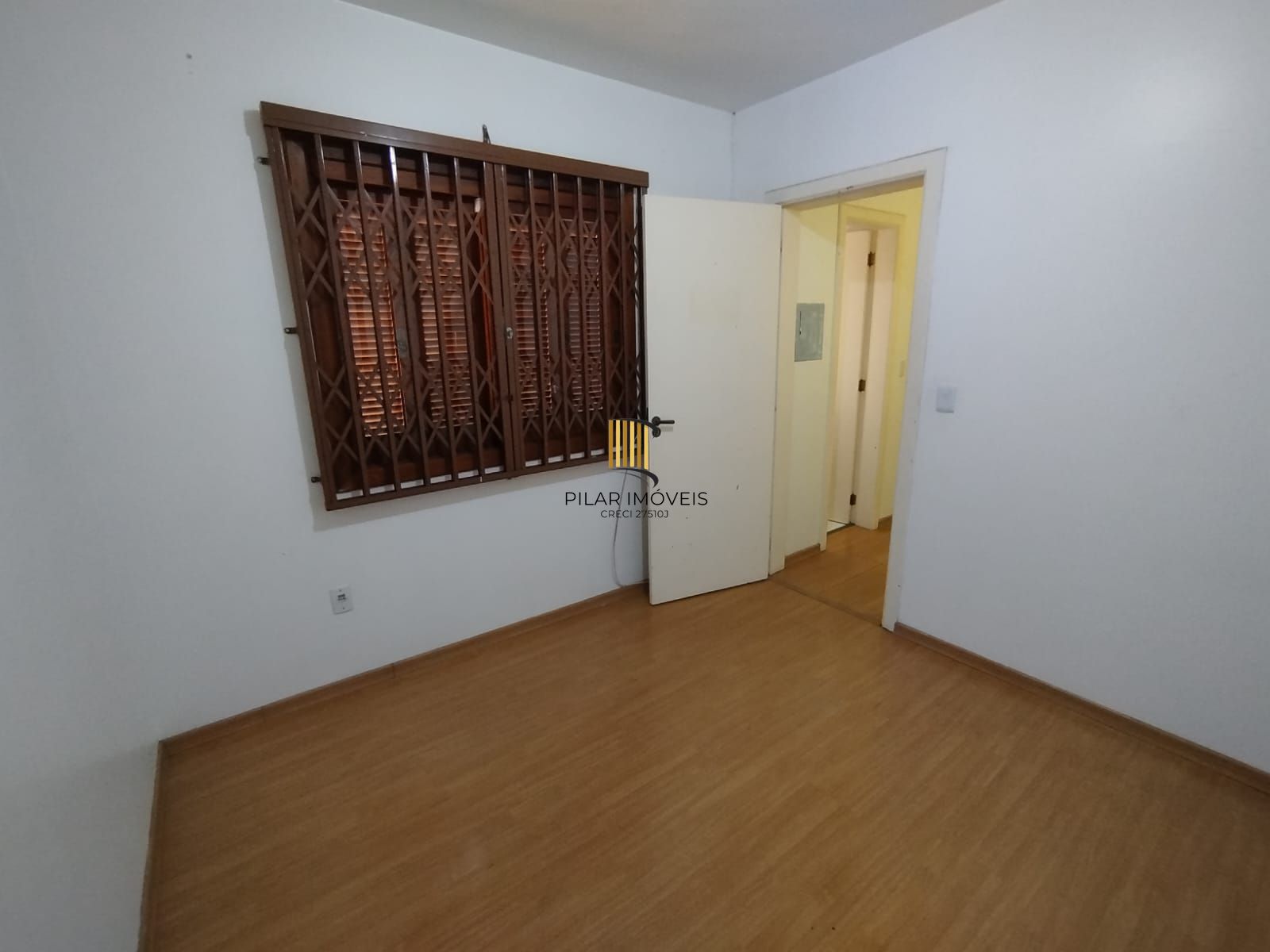 Casa com 03 quartos e 01 vaga no Bairro Cristal