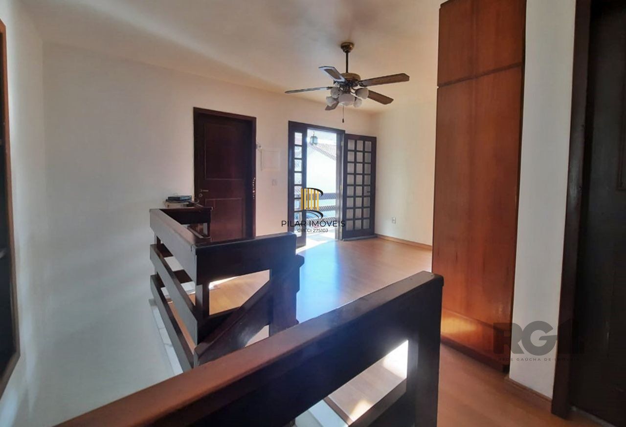 casa em condomínio com 3 dormitórios, sendo 1 suíte e vaga para dois carros no bairro Tristeza