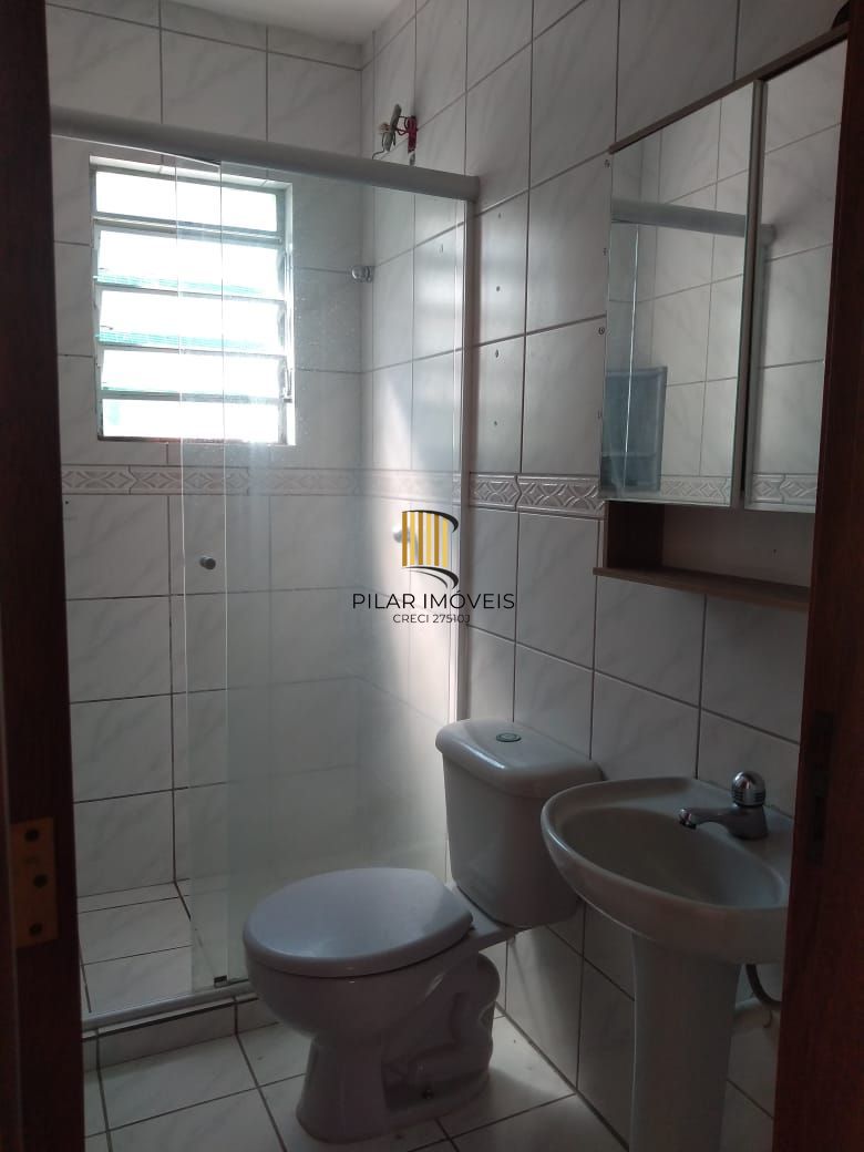 Casa em condomínio fechado  com 94m2, 3 dormitórios no bairro Camaquã.