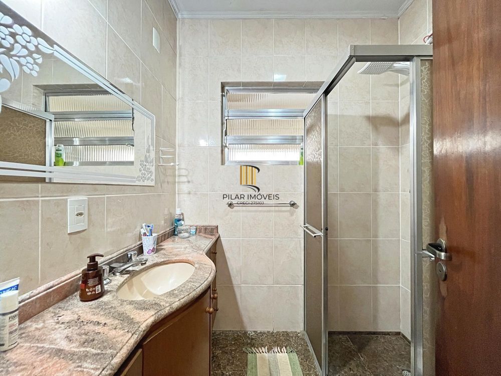 Casa ampla com piscina, adega, quiosque com churrasqueira e casa nos fundos (edícula).