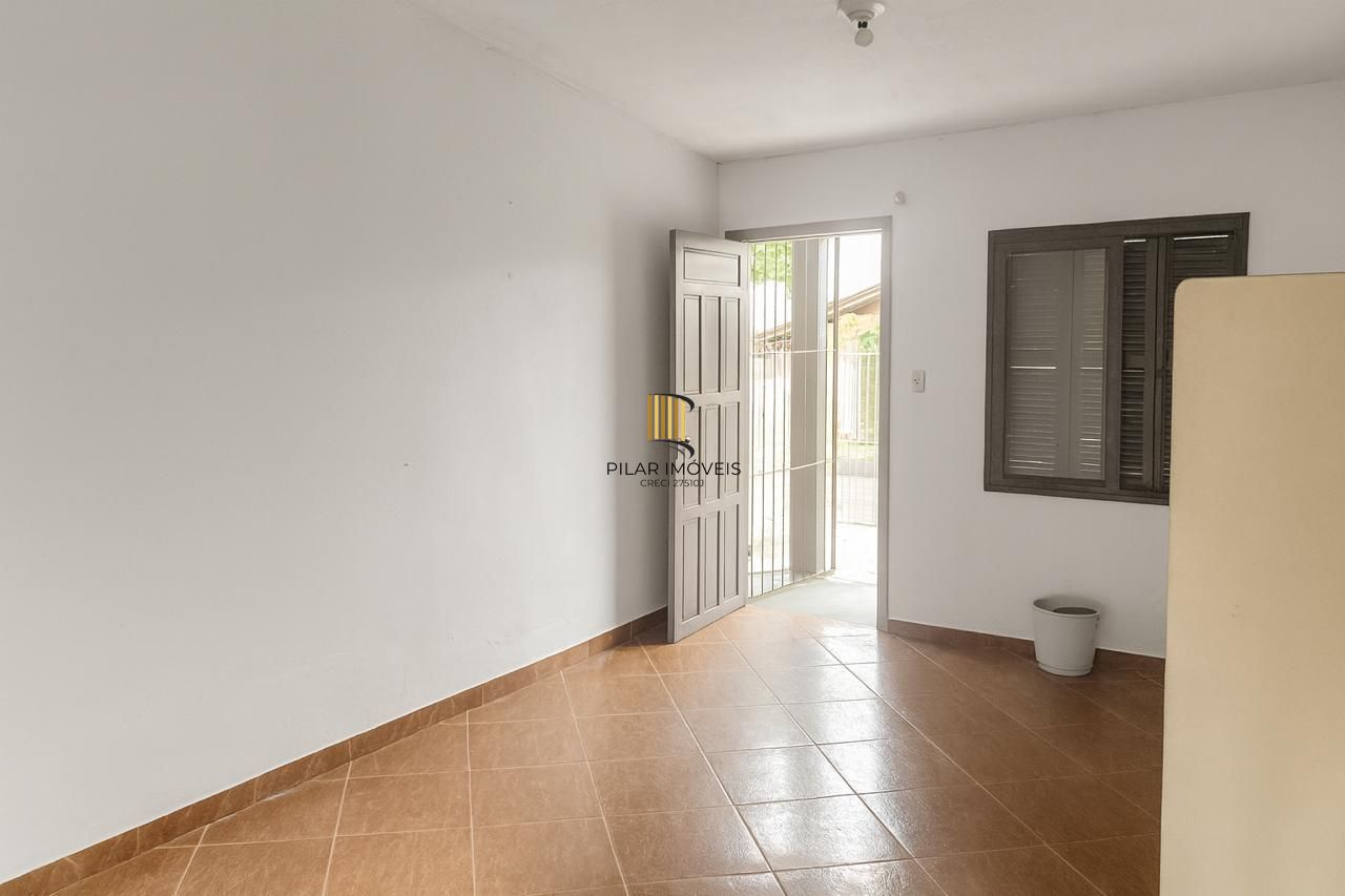 Casa com 02 dormitórios e 01 vaga no Bairro Jardim Vila Nova
