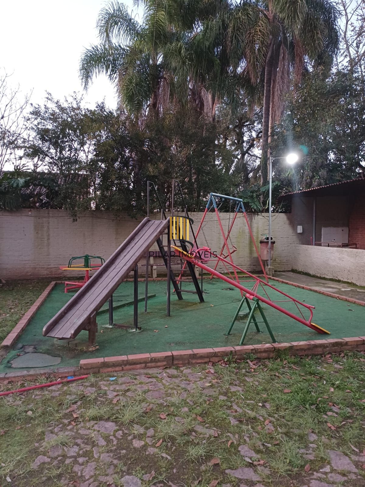 Apartamento de 2 dormitórios com estacionamento rotativo , ultimo andar sem elevador , com vista !