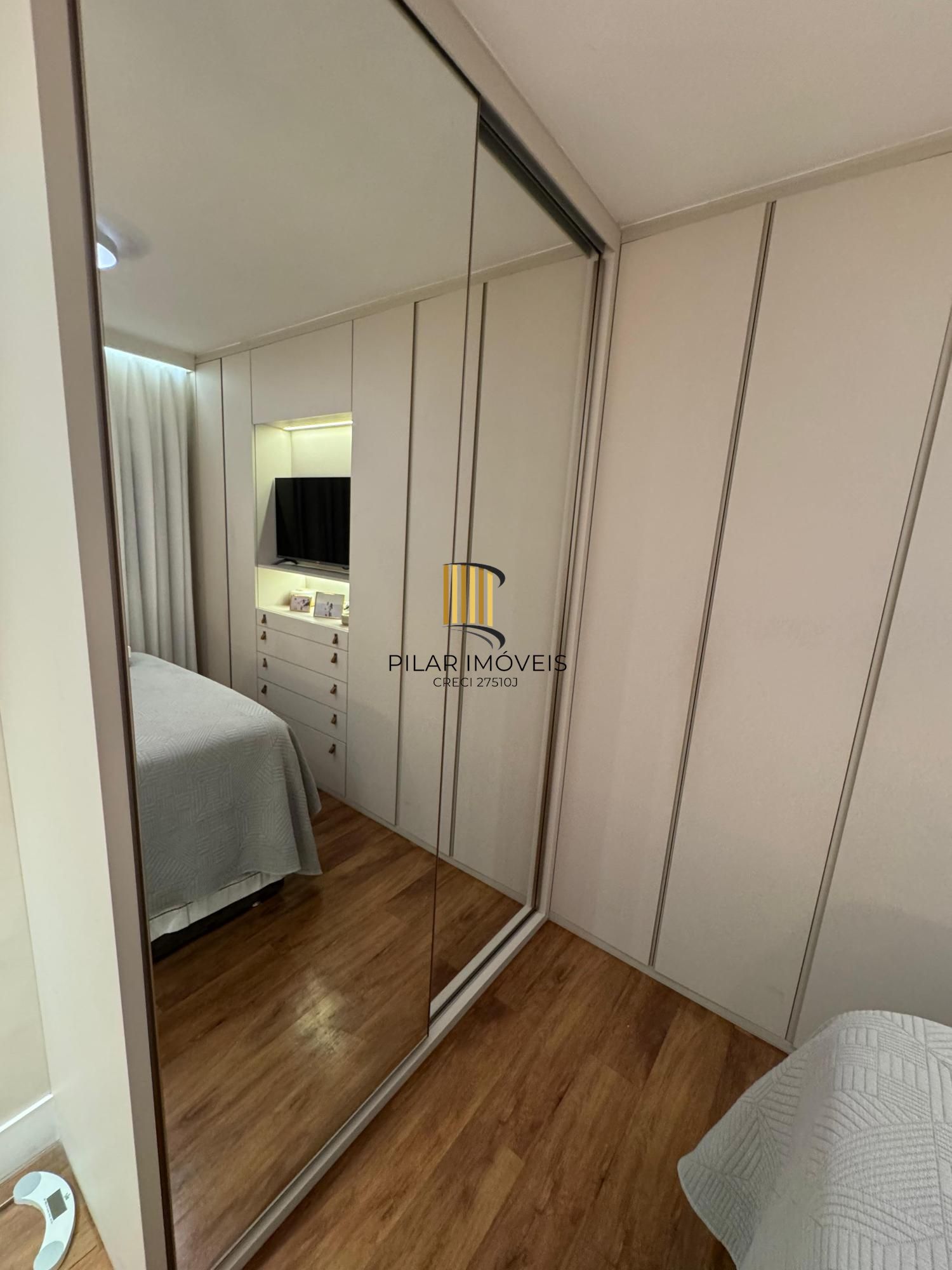 Apartamento com 02 quartos (01 suíte) e 01 vaga escriturada