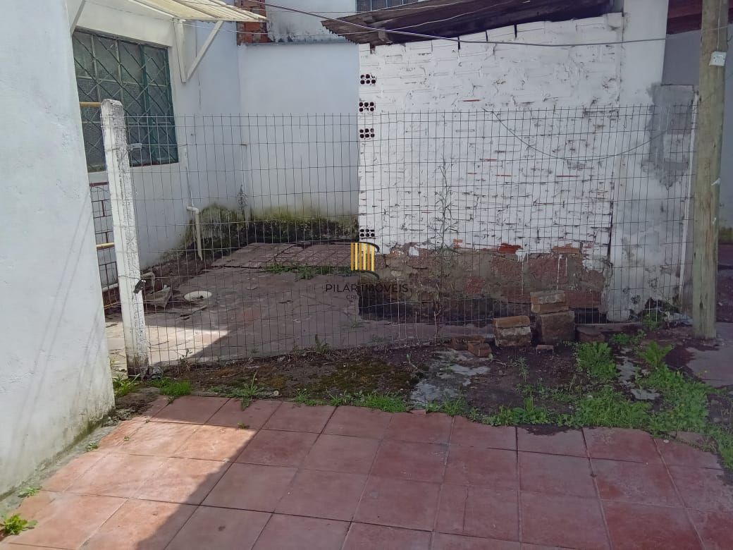 Casa com 2 dormitórios e 3 vagas de garagem !