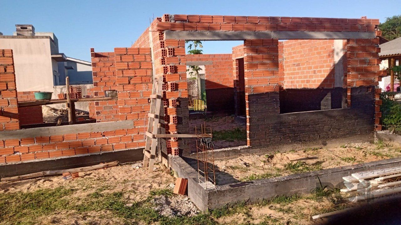 Casa com 3 dormitórios, 1 suíte, sacada, churrasqueira , vaga de garagem, em Passo de Torres/SC