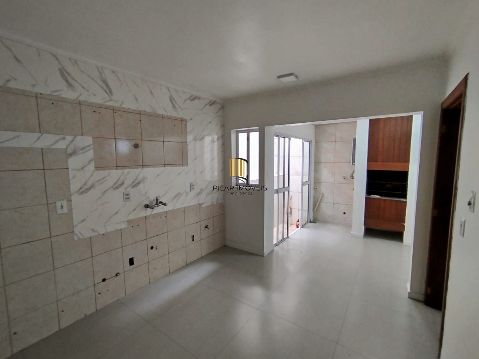 Casa com 03 quartos e 01 vaga no Bairro Cristal