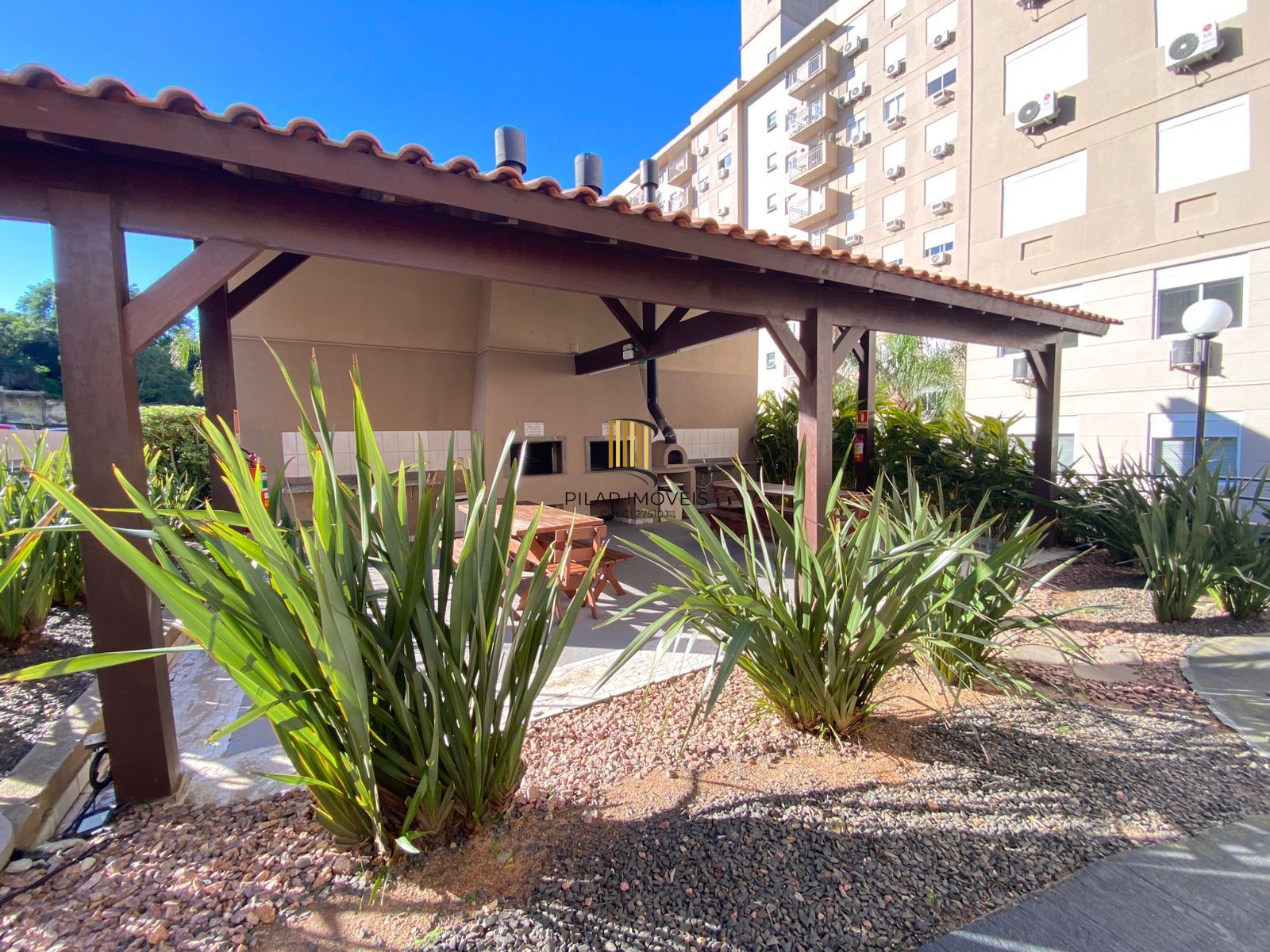 Apartamento com 03 quartos e 01 vaga  Bairro Camaquã