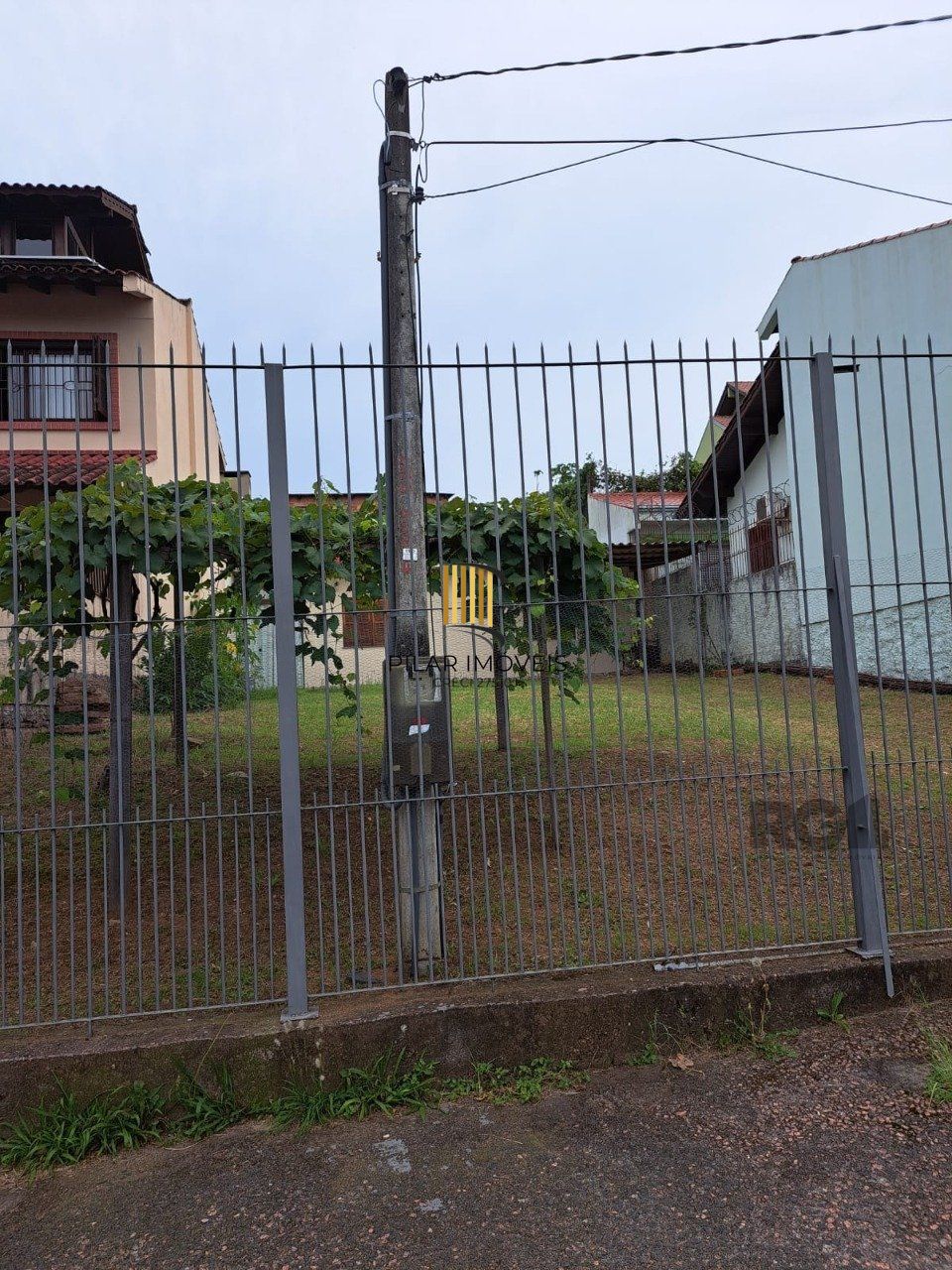 Casa de alvenaria com um quarto à venda no bairro Partenon, próximo à PUC, Aparicio, Bento Gonçalves e Salvador França, em Porto Alegre/RS