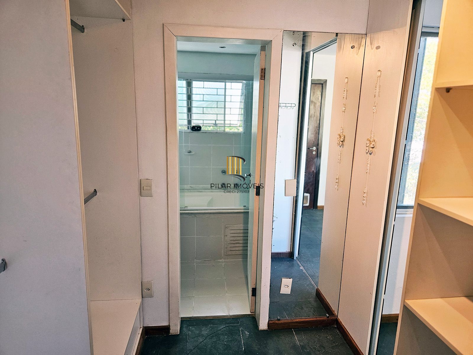 Casa com 4 quartos (02 suítes), 02 vagas cobertas no Bairro Ipanema