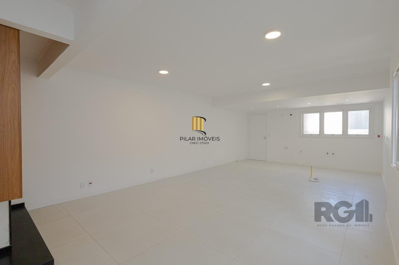 Casa de 3 dormitórios, suíte no bairro Teresópolis com 4 vagas de garagem