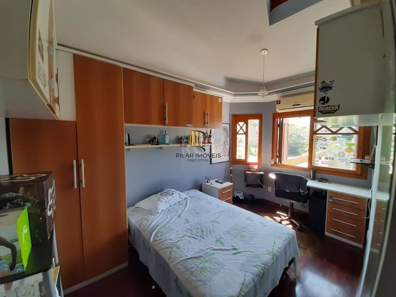 Casa para Venda - 274m², 3 dormitórios, sendo 1 suites, 3 vagas - Guarujá, Porto Alegre
