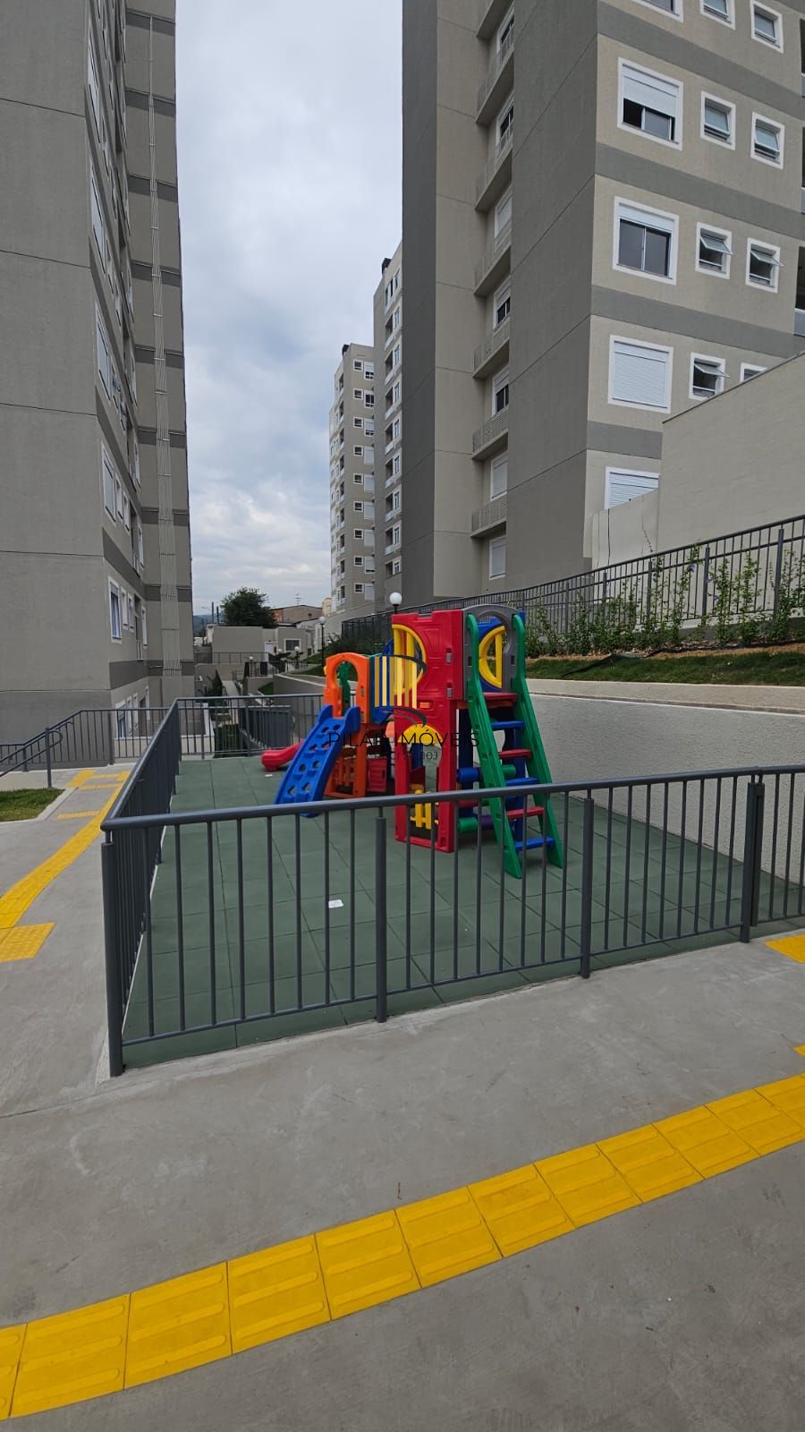 Apartamento 2 dormitórios , suíte , sacada com churrasqueira , 1 vaga de garagem coberta !