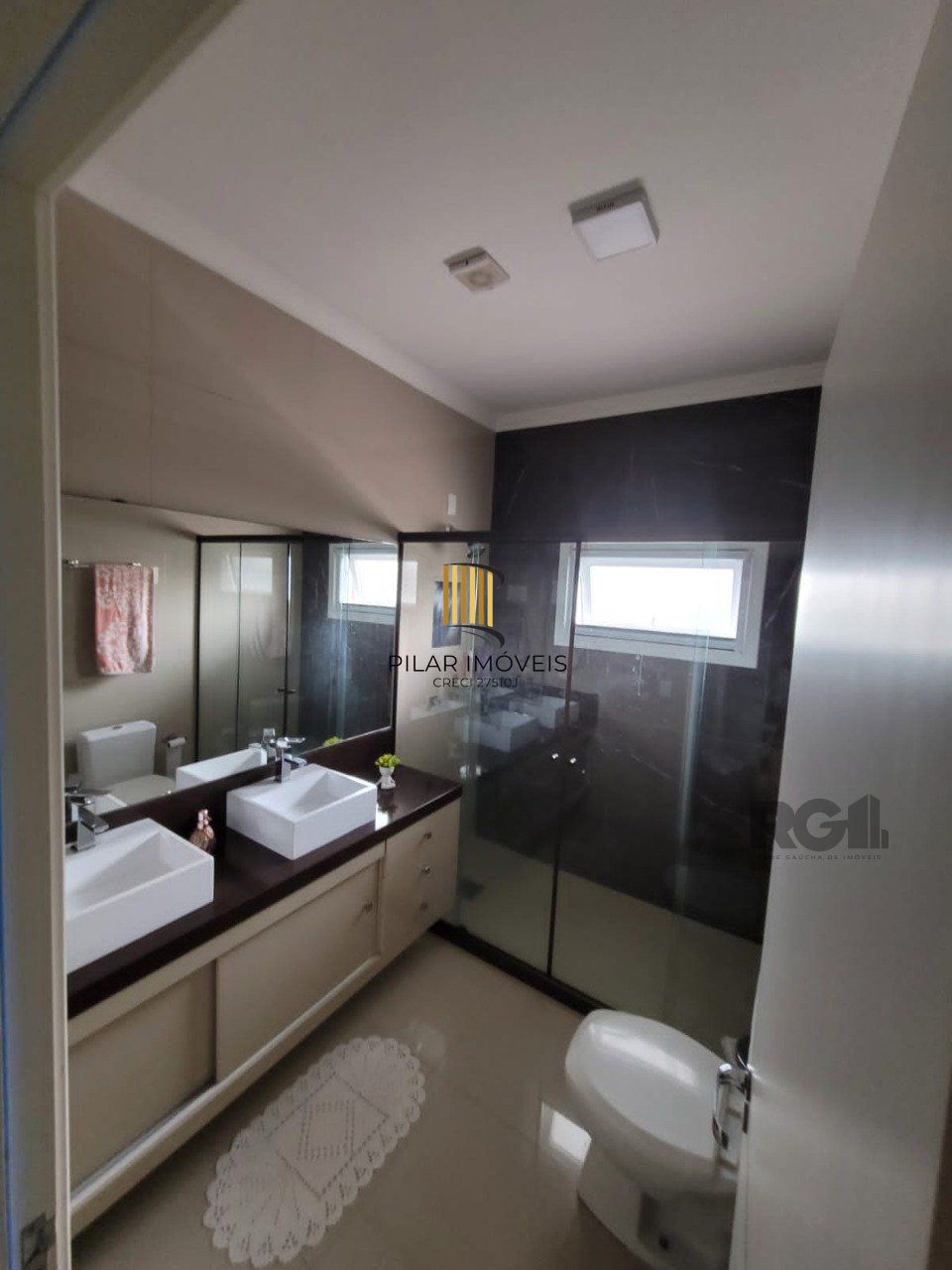 Casa com 3 quartos, 1 suíte, churrasqueira, lareira, 2 vagas de garagem, no bairro Hípica, Porto Alegre/RS