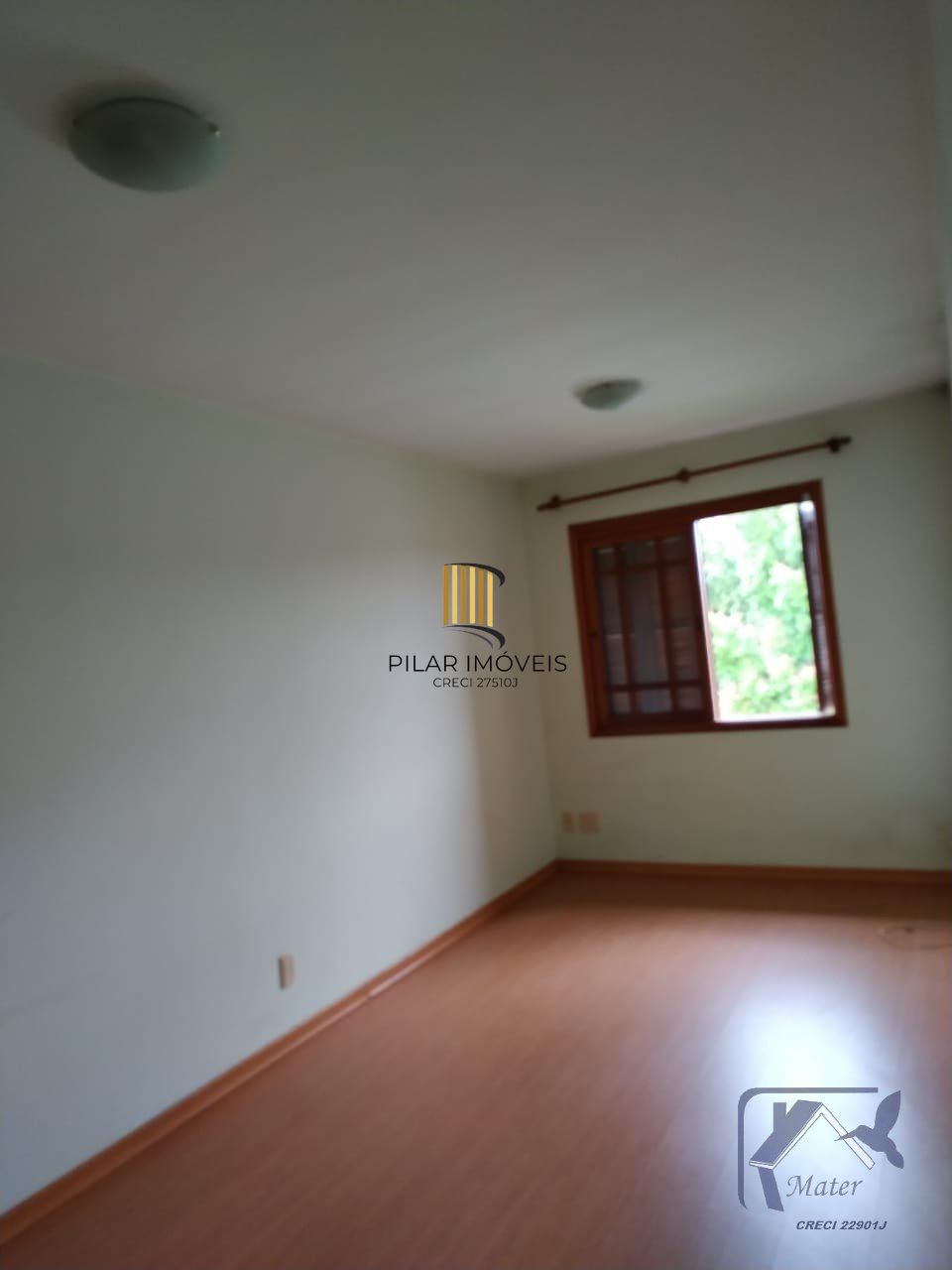 CASA COM 220m², 3 DORMITORIOS, SUITE, 4 VAGAS DE GARAGEM COBERTAS, BAIRRO IPANEMA, EM PORTO ALEGRE, RS