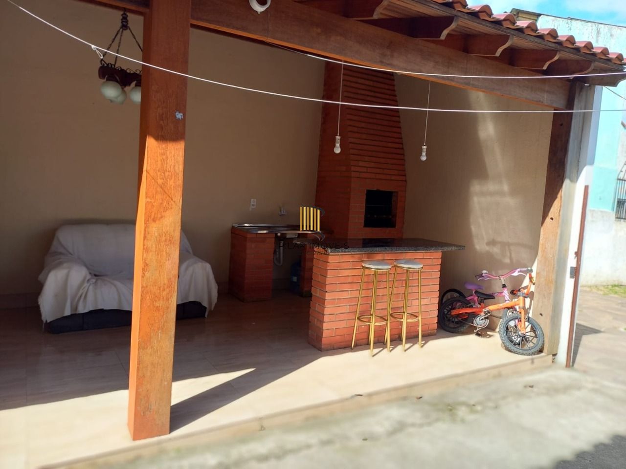 Duas casas no terreno com 2 vagas de garagem