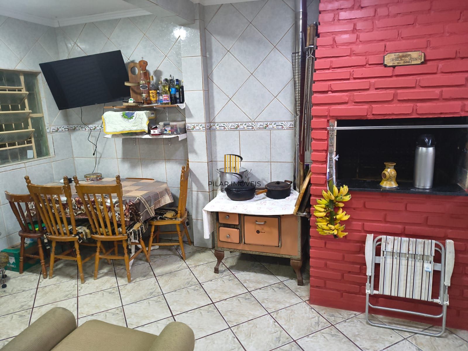 Casa com 2 vagas de garagem para carros pequenos