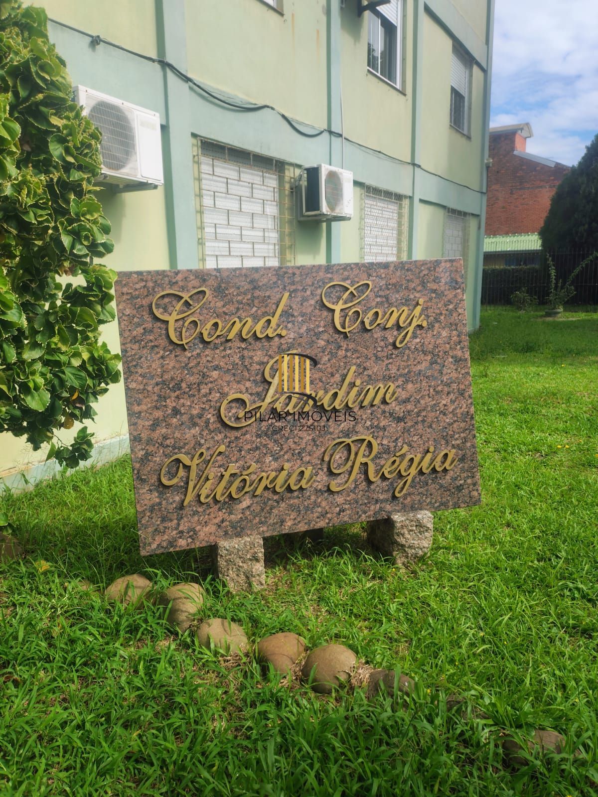 Apartamento de 2 dormitórios , portaria , salão de festas com churrsaqueira !