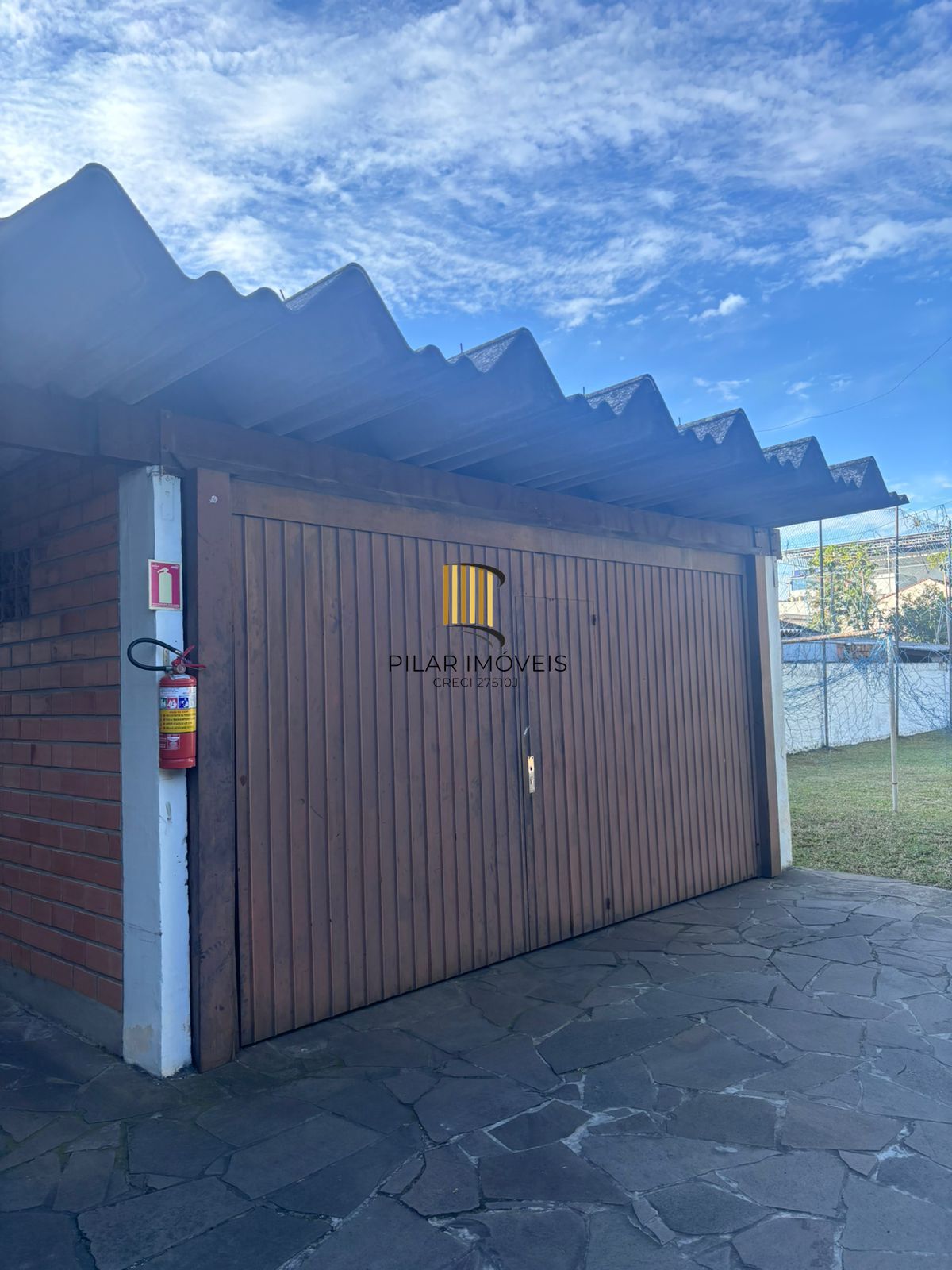 Apartamento de 2 dormitórios reformado com garagem escriturada fechada ,área privativa de 60,65