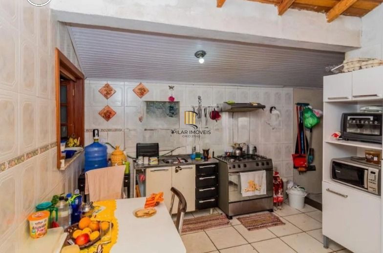 Casa de 3 dormitórios , com suíte , banheiro social , 2 apartamentos de 1 dormitório nos fundos ,vaga para 3 carros !