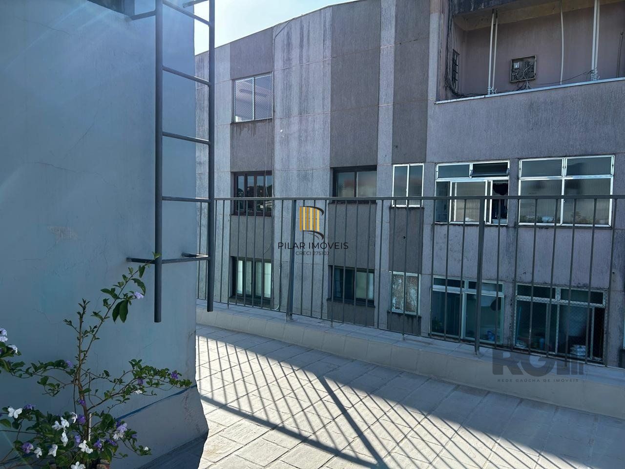 APARTAMENTO JK COM 1 QUARTO E GARAGEM COBERTA NO BAIRRO CAMAQUA PRÓXIMO À OTTO NIEMEYER