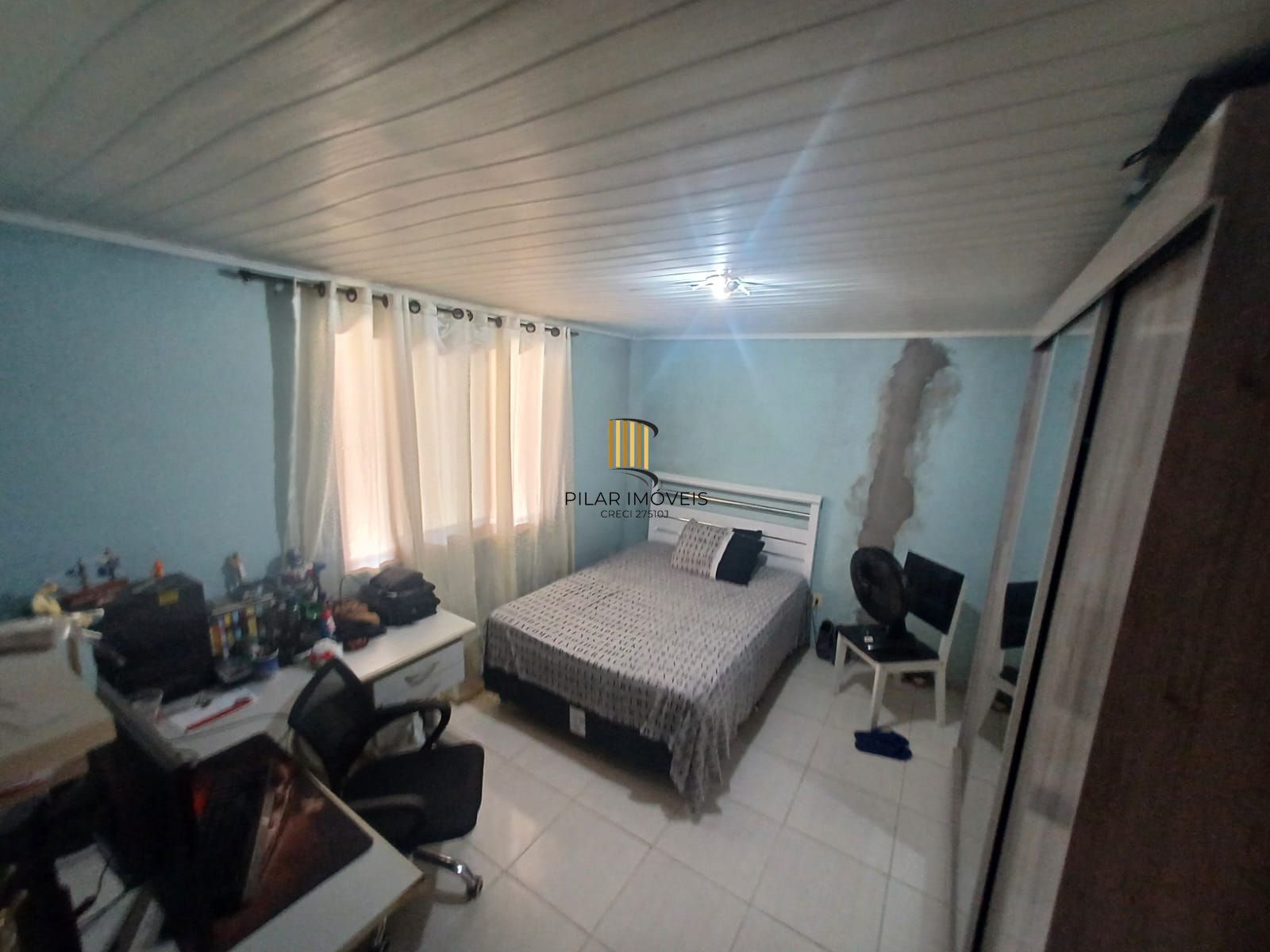 Casa com três dormitórios  e vaga pra dois carros.