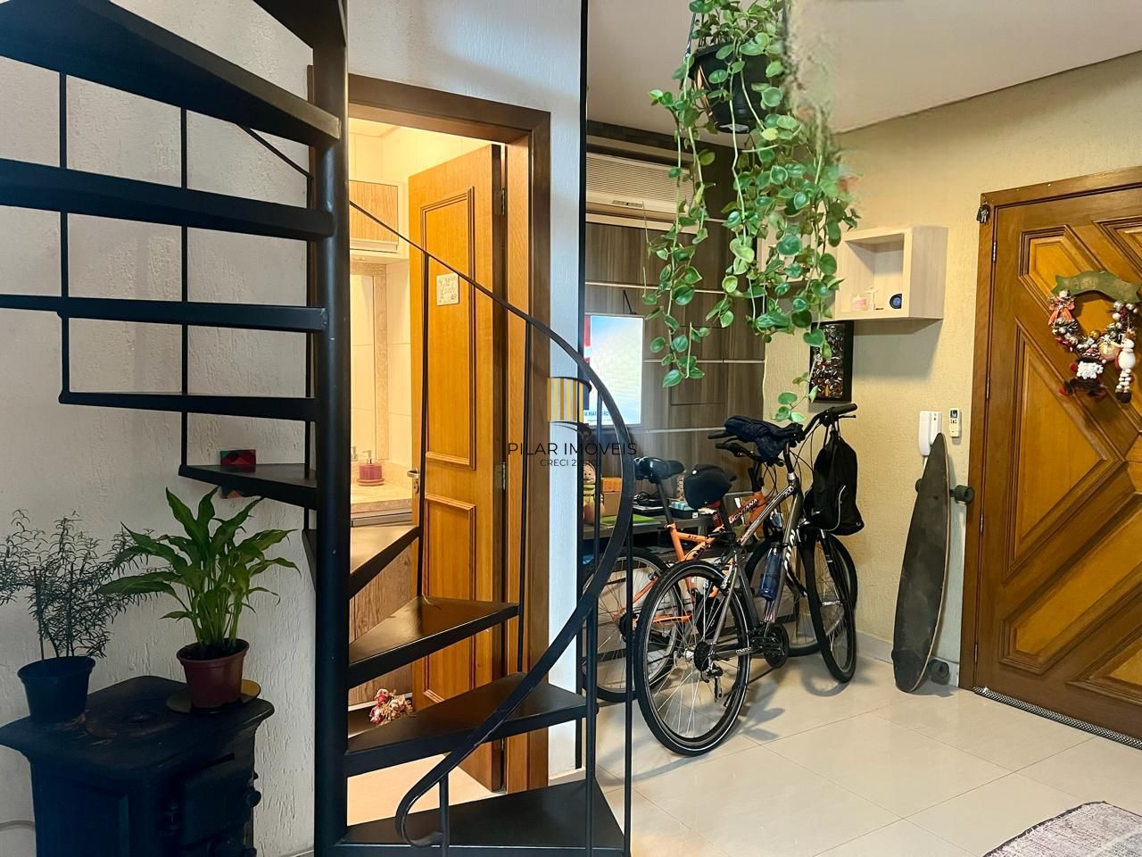 Casa em condomínio 2 dormitórios sem um com closet, vaga coberta, no bairro Cel. Aparicio Borges.