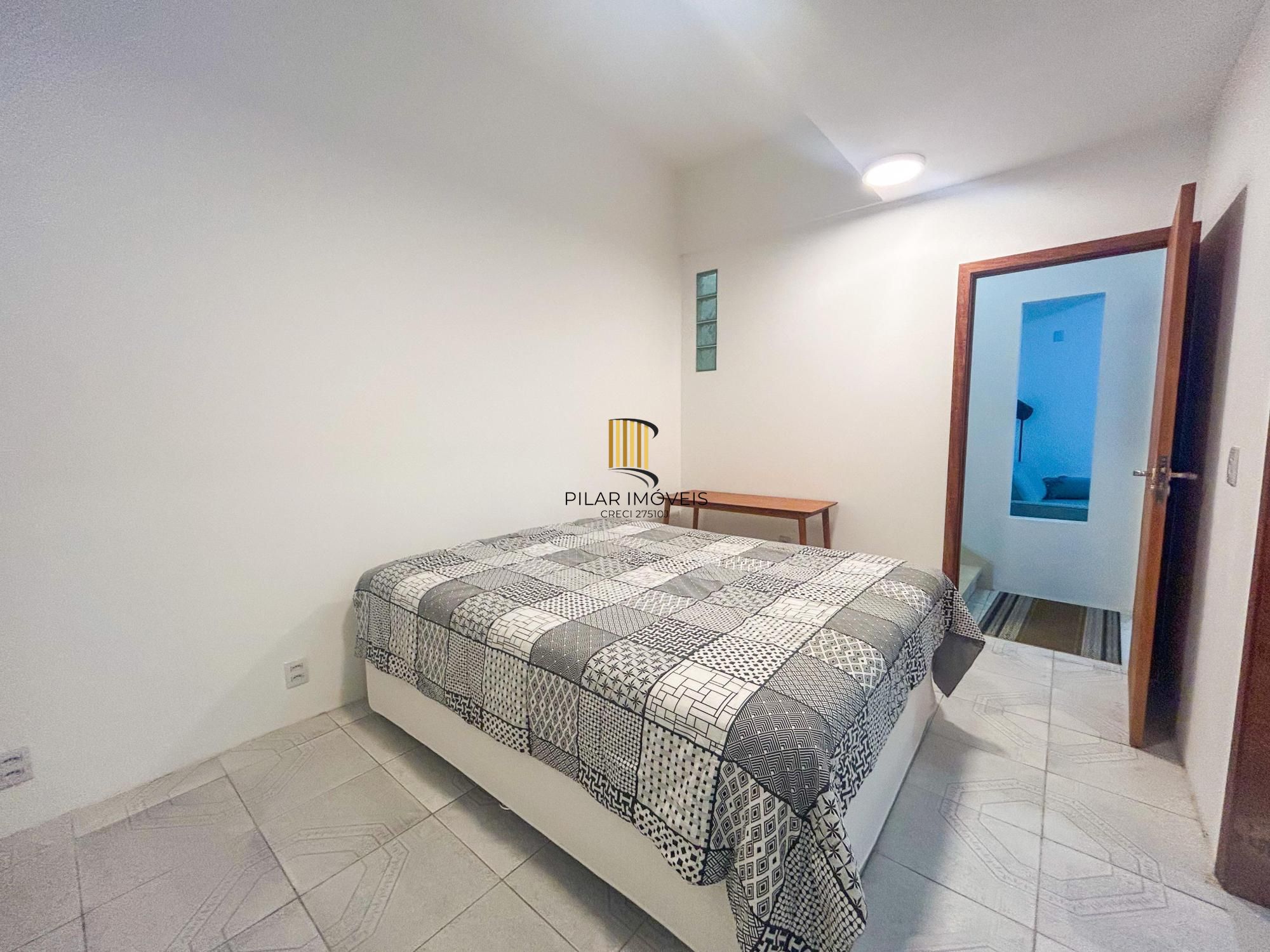 Apartamento de 1 dormitório, suíte ampla, semimobiliado, com pátio privativo no bairro Mont Serrat.
